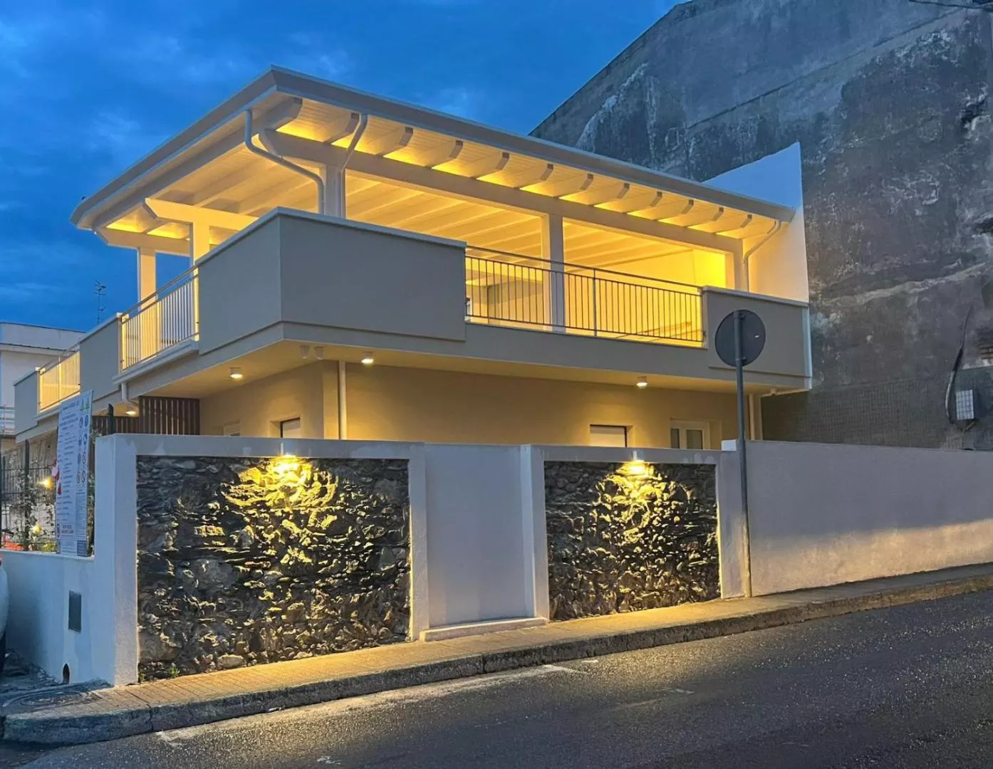 Civico 8 all’imbrunire, con il pergolato della terrazza illuminato