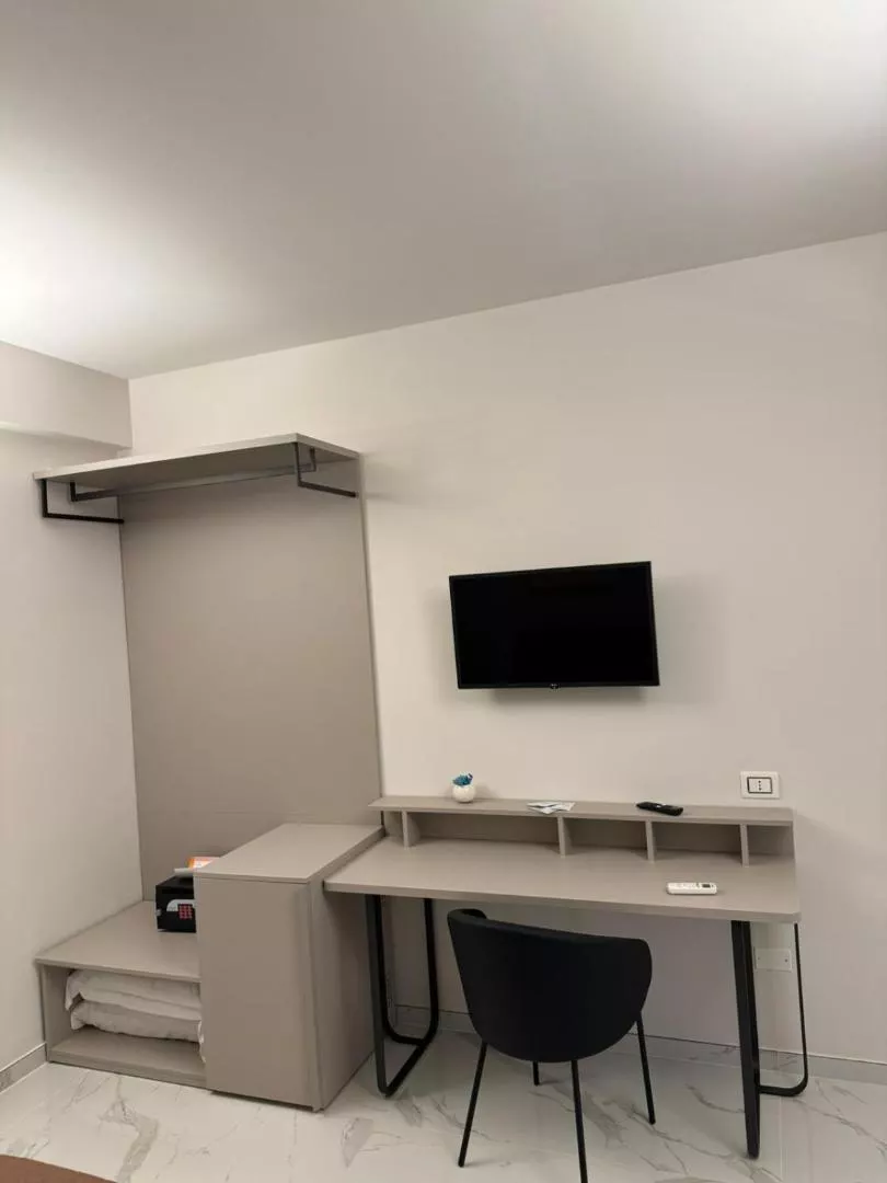 Scrivania e smart TV nella camera Grecale