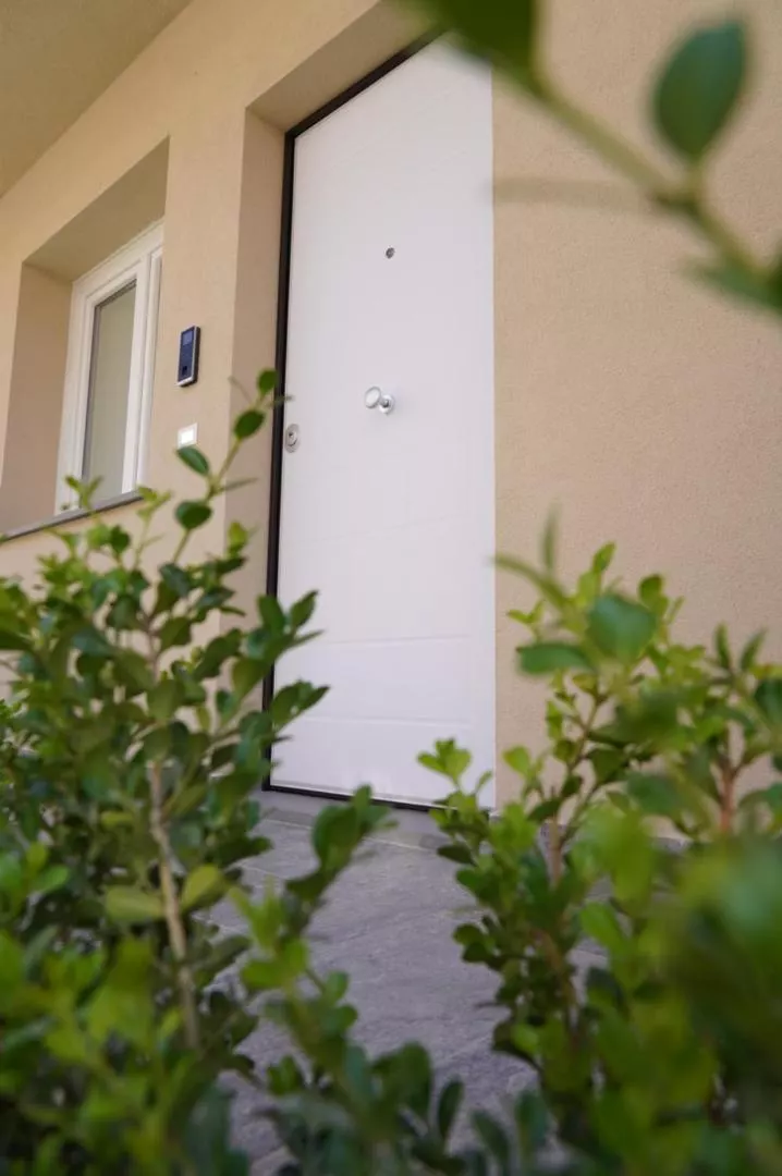 L’ingresso privato di una camera, tra il verde del giardino