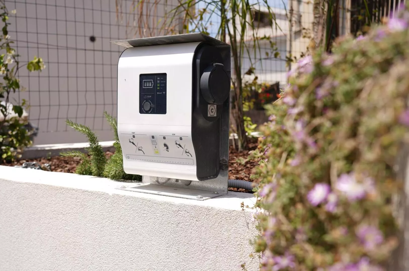 La colonnina di ricarica per auto elettriche nel cortile