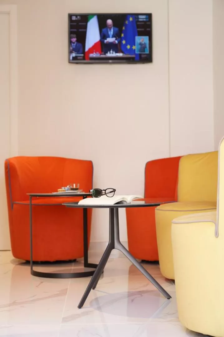 Le poltroncine colorate della sala comune