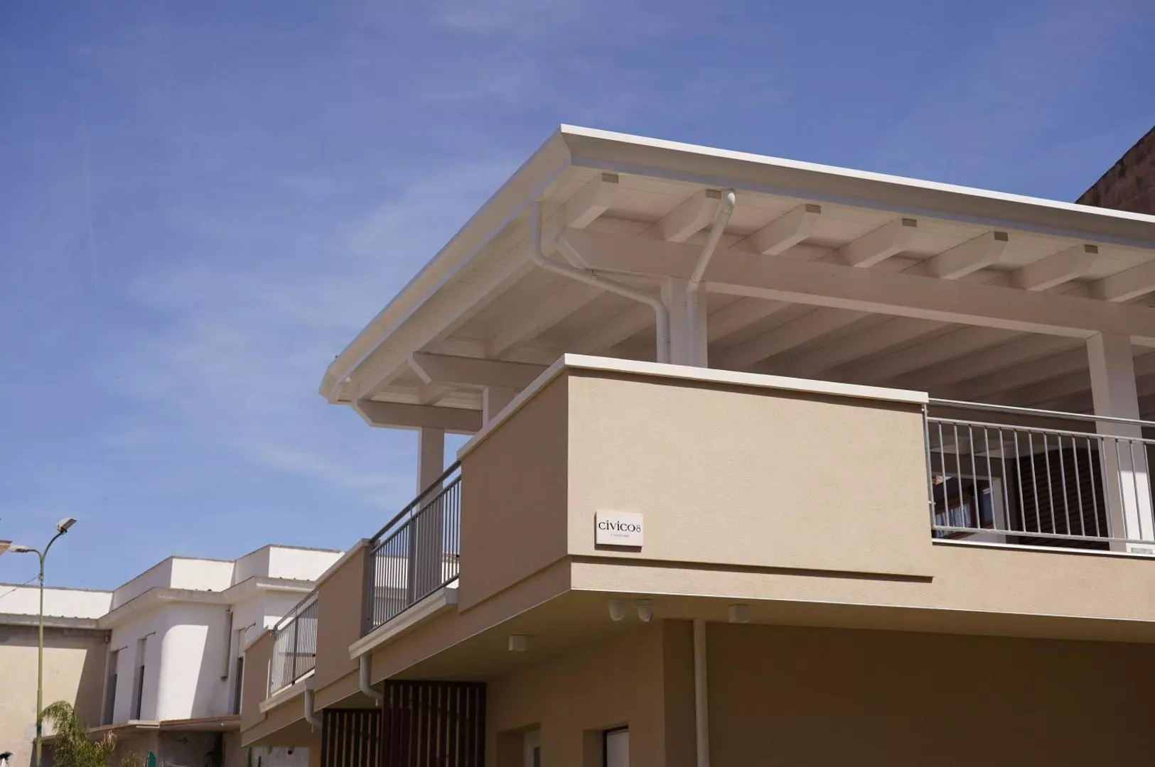 La terrazza con il pergolato bianco del Civico 8