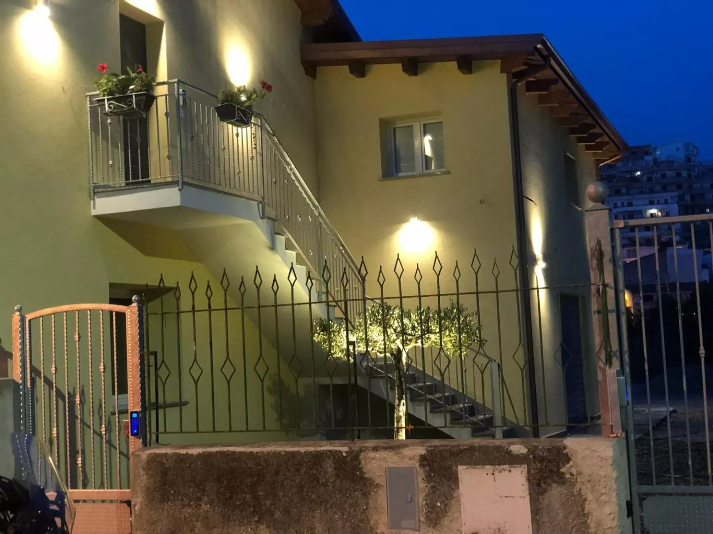 L’ingresso del Civico 33 la sera, con la scala esterna illuminata