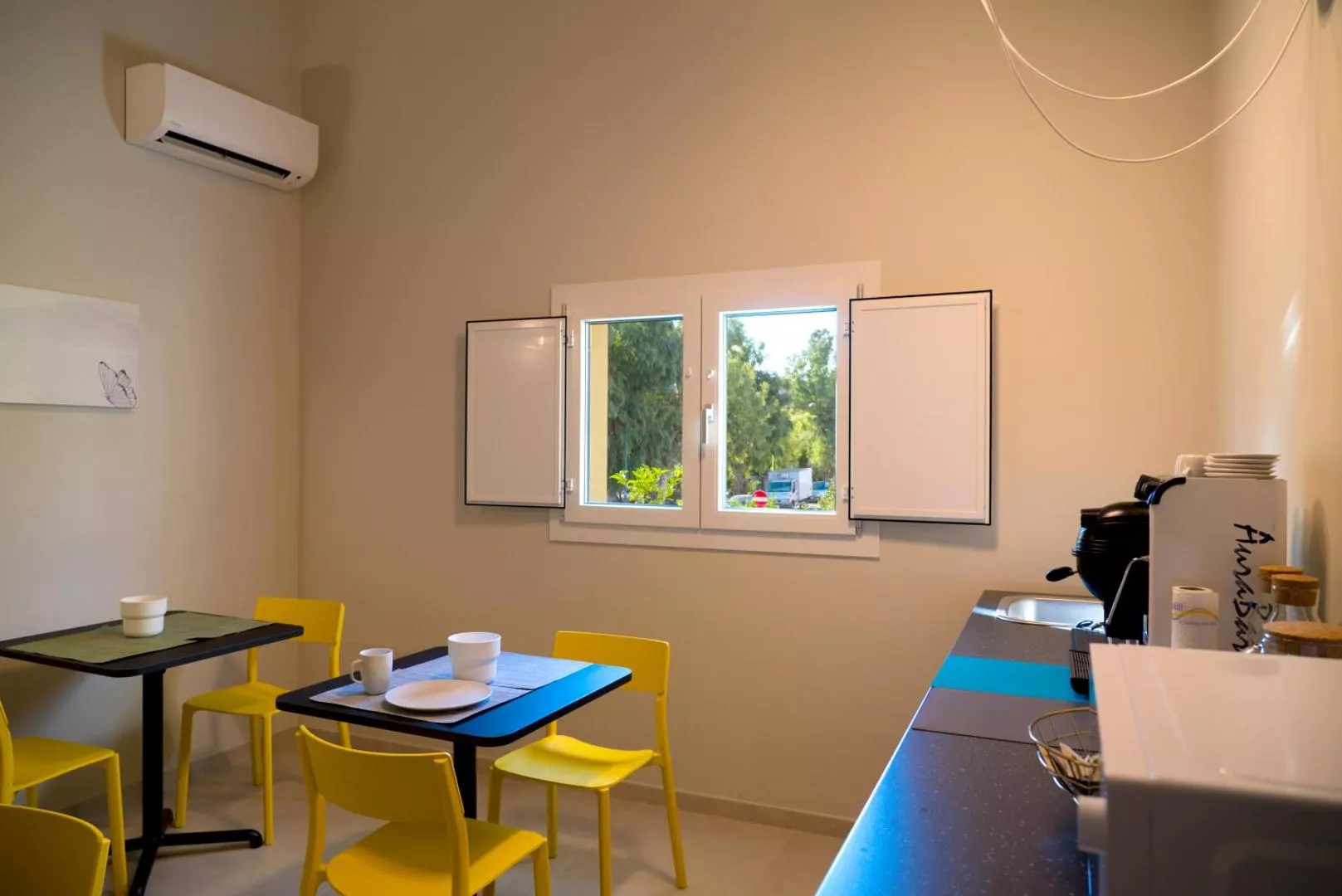 La sala comune con i tavolini e le sedie gialle
